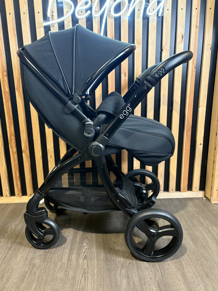 PRE LOVED egg2 Travel System - Just Black