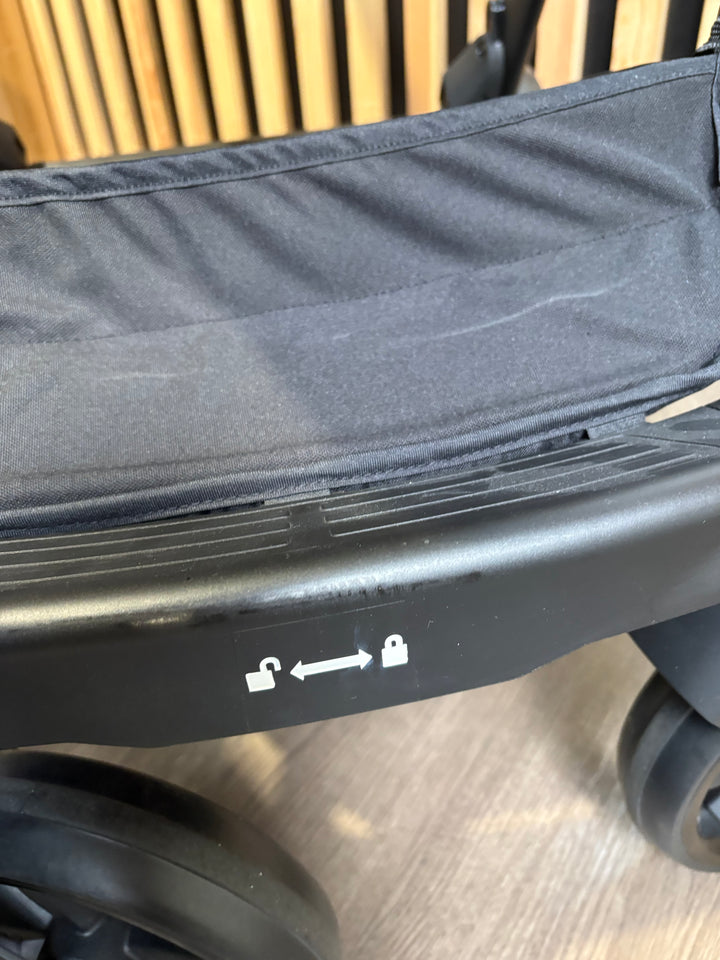 EX DISPLAY Babystyle Oyster4 2-in-1 Travel System - Raven