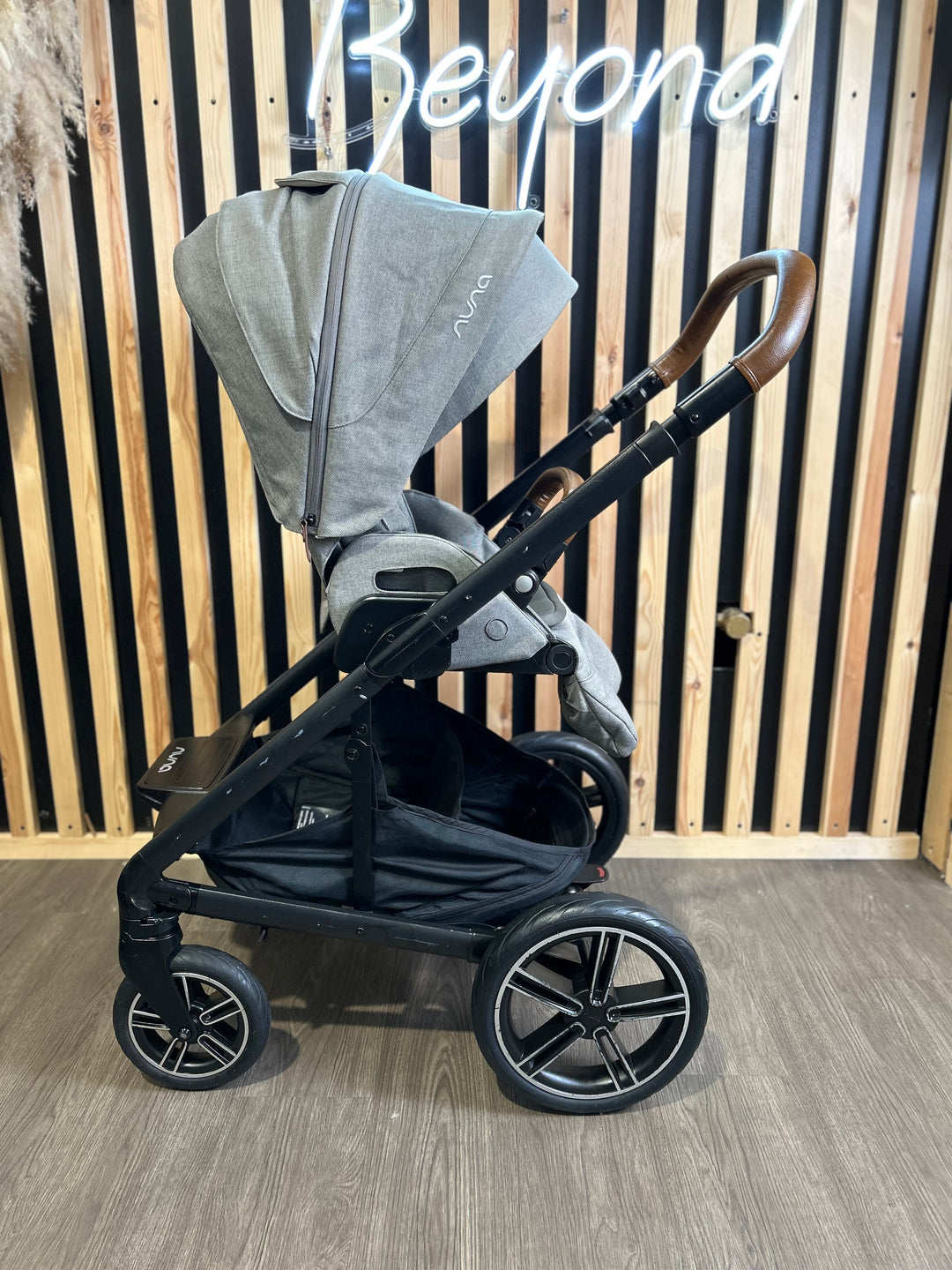 PRE LOVED Nuna Mixx Travel System - Caviar/Granite