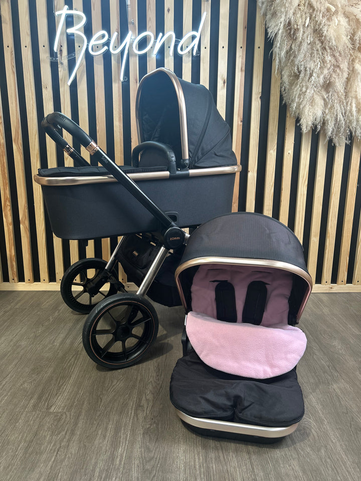 PRE LOVED Zummi Solo Travel System - Black & Rose Gold