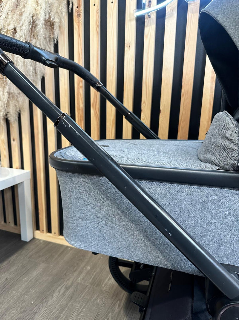 PRE LOVED Venicci Tinum Upline 2in1 Travel System - Classic Grey