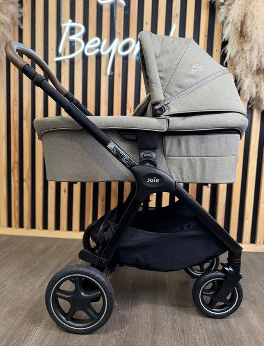 PRE LOVED Joie Finiti 3-in-1 Travel System - Maple + Brand New Carrycot Stand