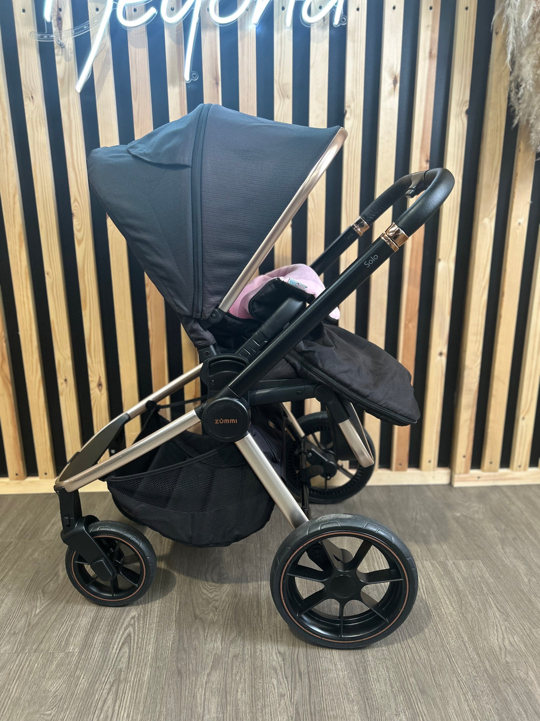 PRE LOVED Zummi Solo Travel System - Black & Rose Gold