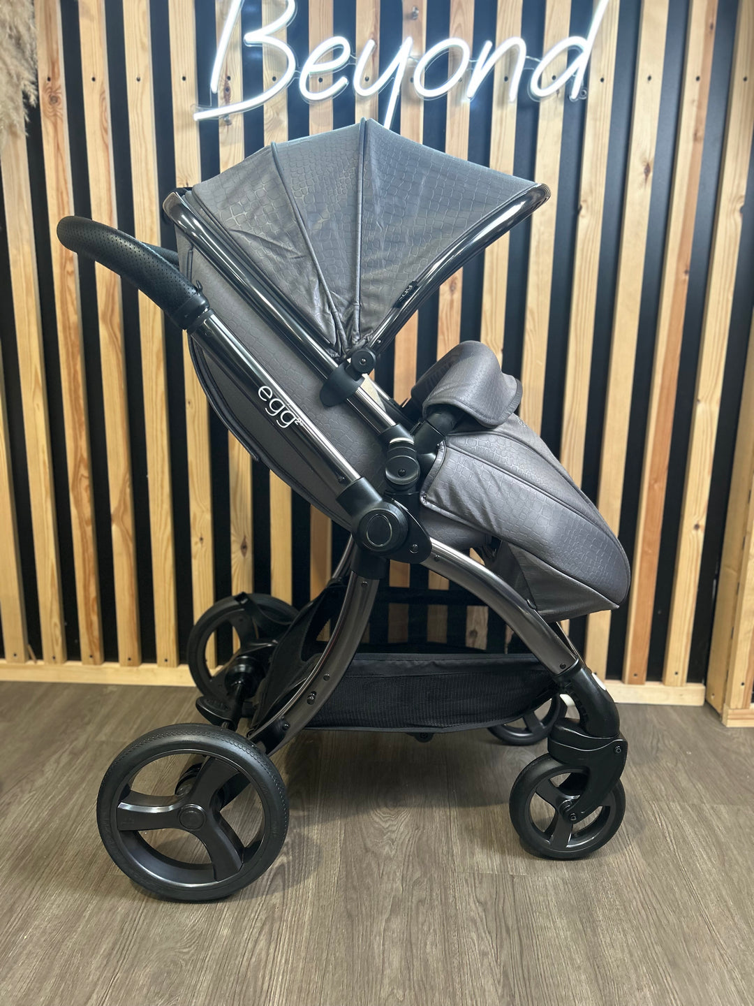 PRE LOVED egg2 Travel System - Jurassic Grey