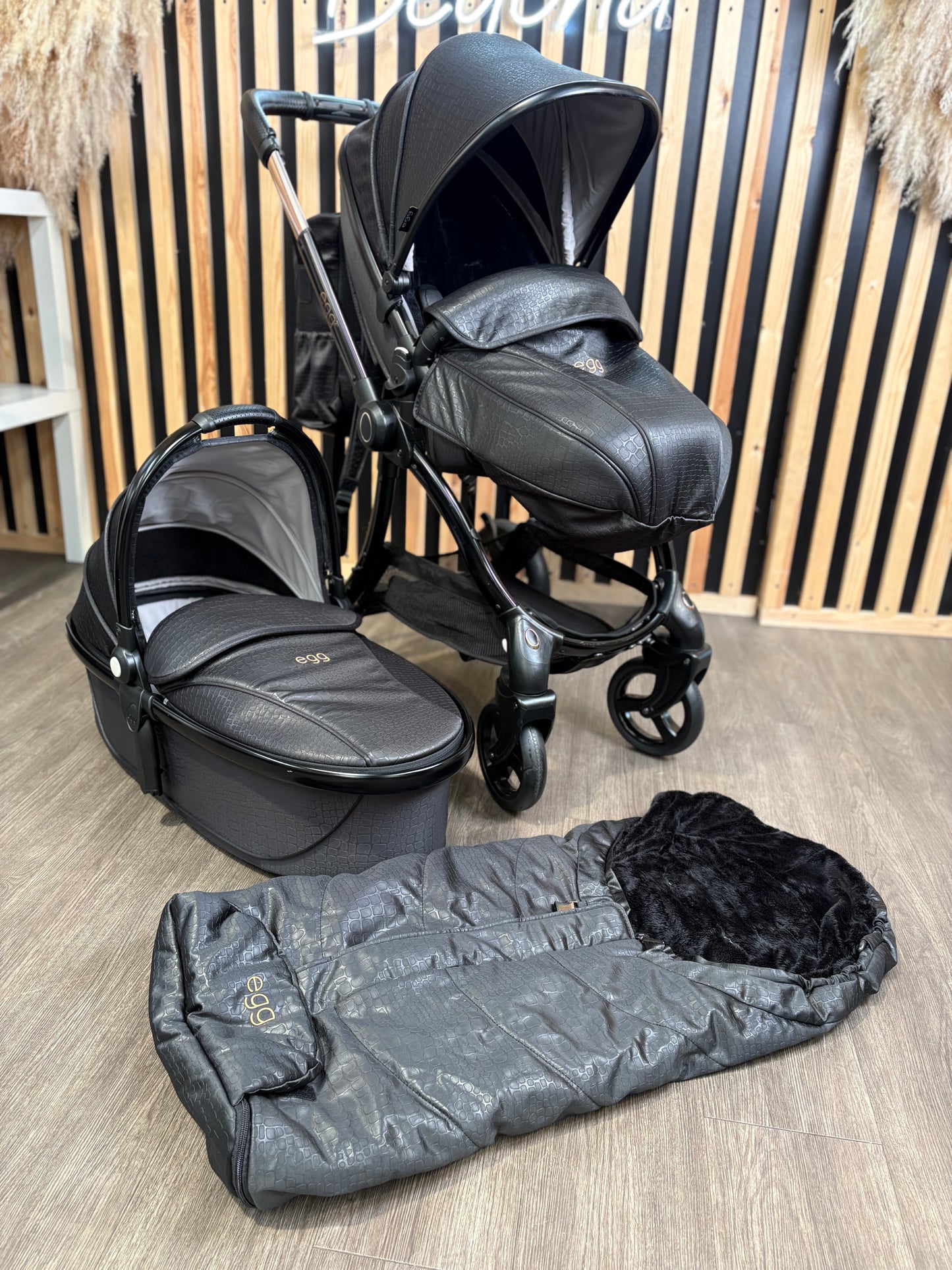 PRE LOVED egg2 Travel System - Jurassic Gold