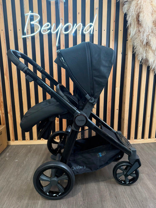 PRE LOVED Babystyle Oyster3 Parent-and-World Facing Pushchair - Pixel