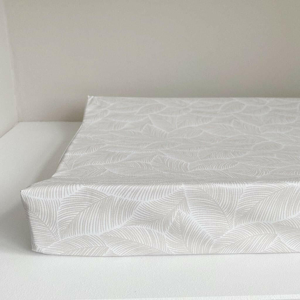 Bobbin & Bumble Anti-Roll Wedge Changing Mat – Gold Leaf Print