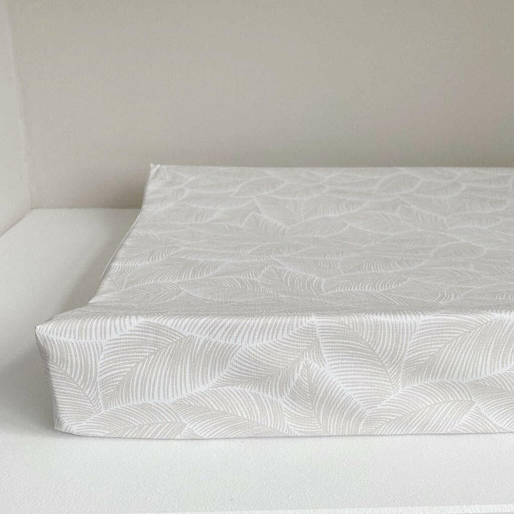 Bobbin & Bumble Anti-Roll Wedge Changing Mat – Gold Leaf Print