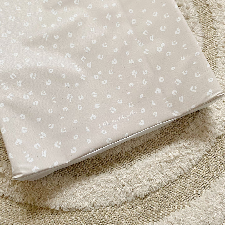Bobbin & Bumble Anti-Roll Wedge Baby Changing Mat – Sand Animal Print