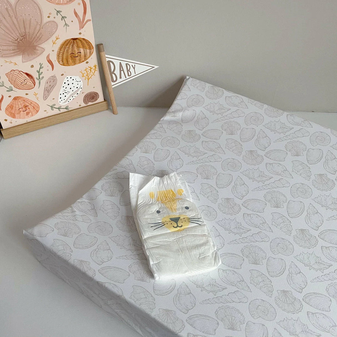 Bobbin & Bumble Anti-Roll Wedge Changing Mat – Delicate Seashell Print