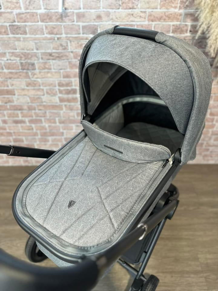 EX DISPLAY Venicci Tinum Upline Classic Grey Complete Travel System Bundle Inc Isofix Base