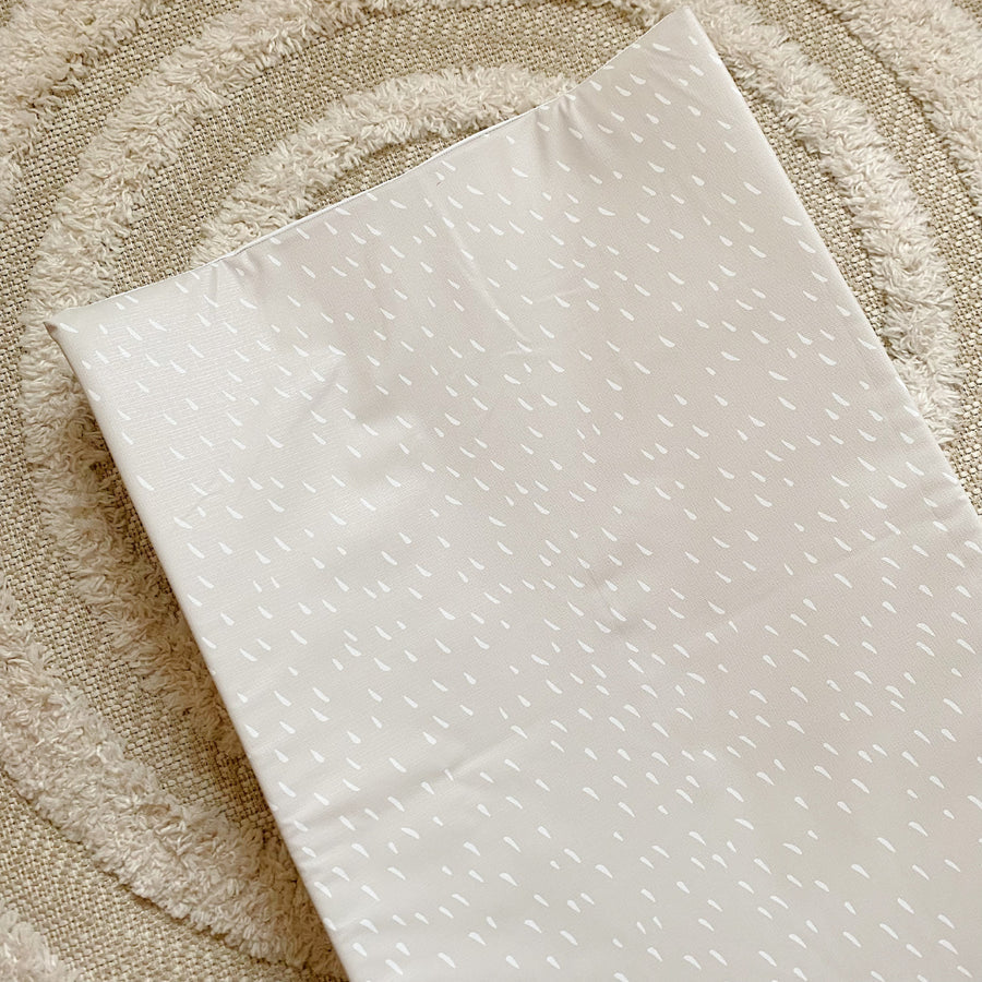 Bobbin & Bumble Anti-Roll Wedge Changing Mat – Greige Dash Print