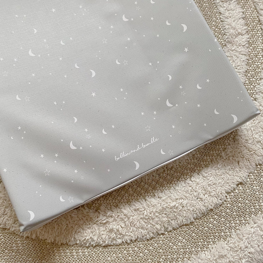 Bobbin & Bumble Anti-Roll Wedge Changing Mat – Grey Stars